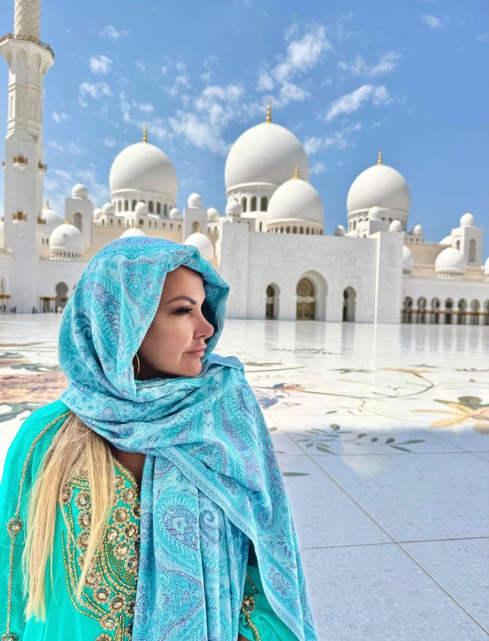 Dani em Abu Dhabi durante viagem