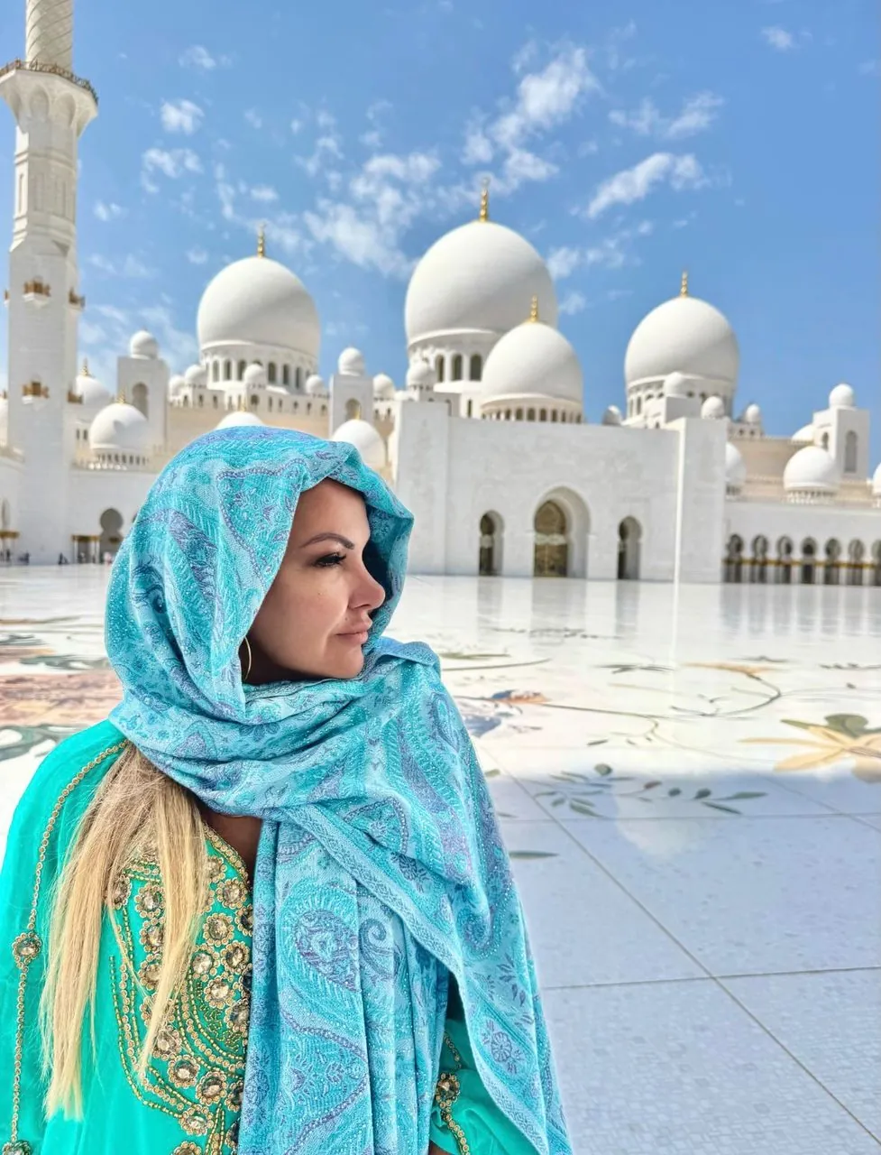 Dani em Abu Dhabi durante viagem