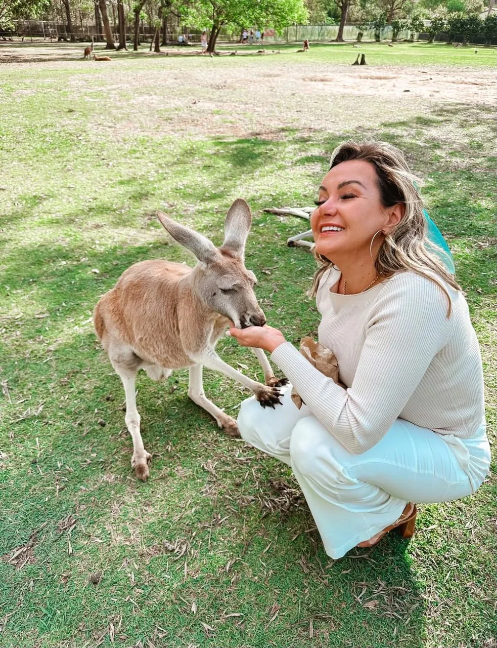 Dani interagindo com canguru em viagem