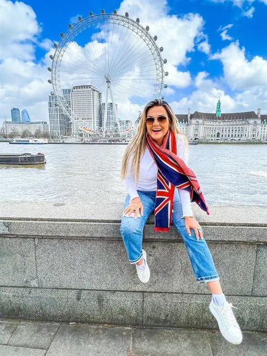 Dani em Londres com a London Eye ao fundo