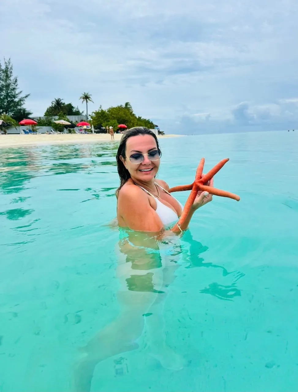 Dani em praia de água cristalina