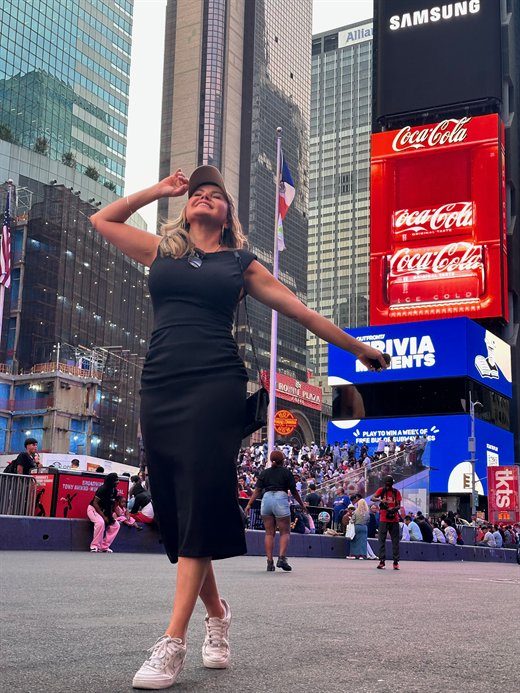Dani em Nova York durante viagem