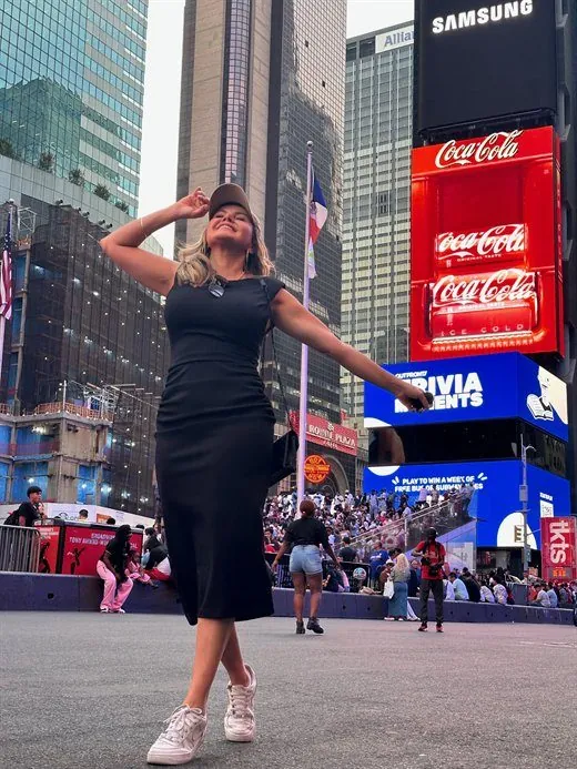 Dani em Nova York durante viagem