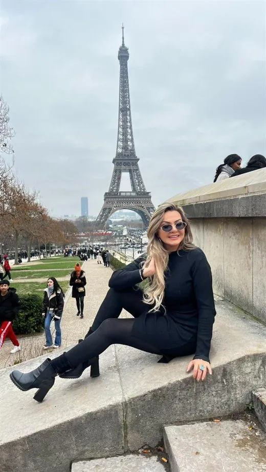 Dani em Paris com a Torre Eiffel ao fundo